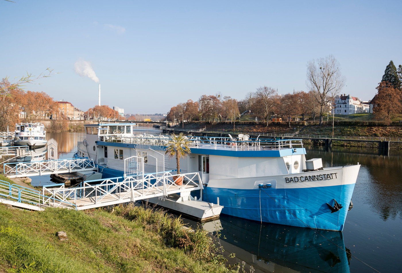 Blick auf eines der Neckar Käpt'n Schiffe an einer Anlegestelle