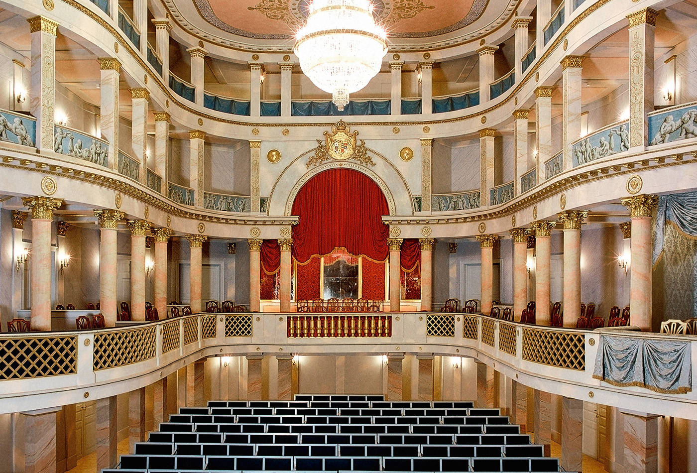 Blick auf die prachtvolle Theaterbühne 