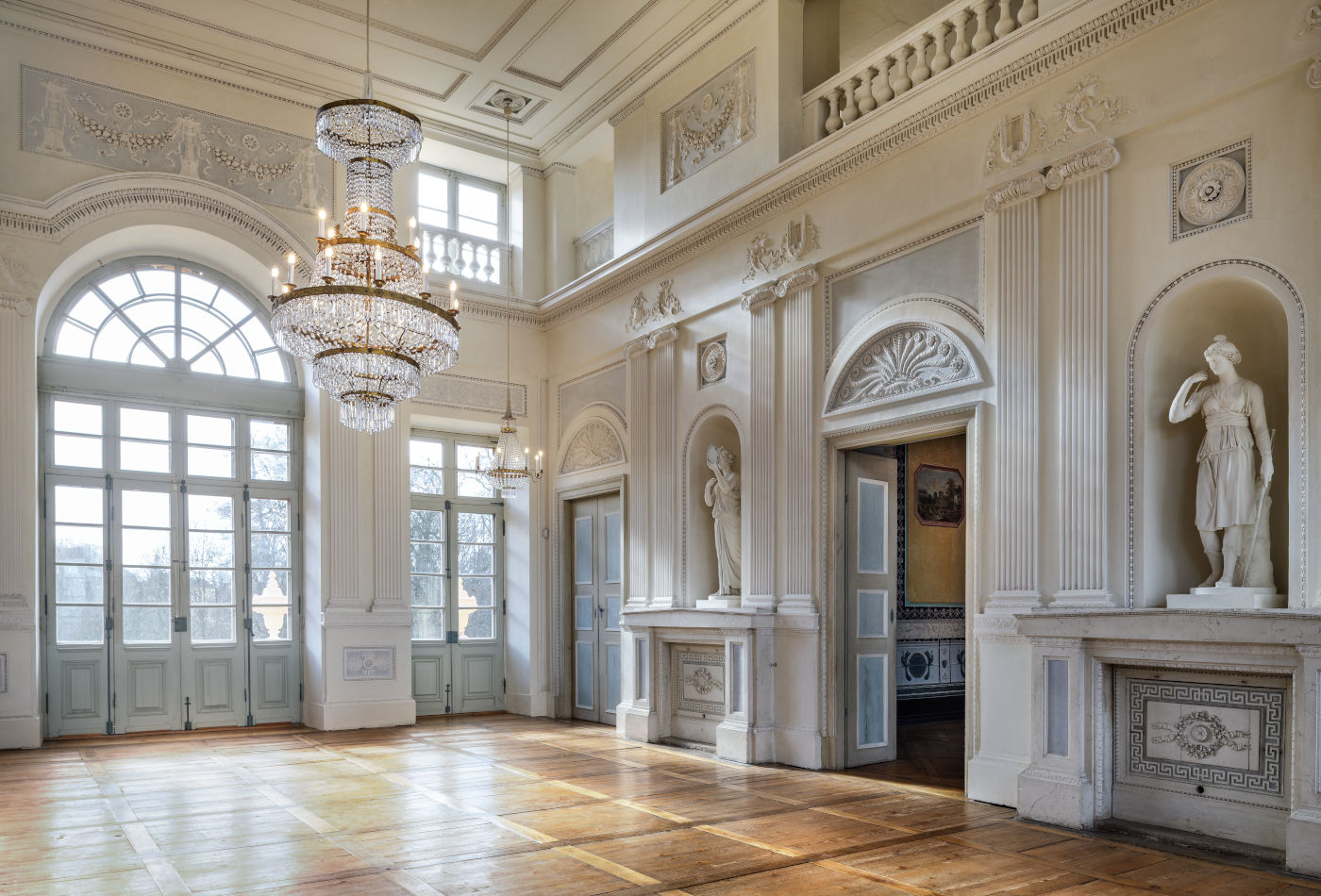 Strahlend weiss und lichtdurchflutet - der Speisesaal im Schloss Favorite