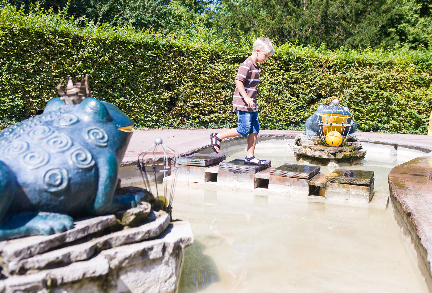 Junge mit Froschkönig im Vordergrund