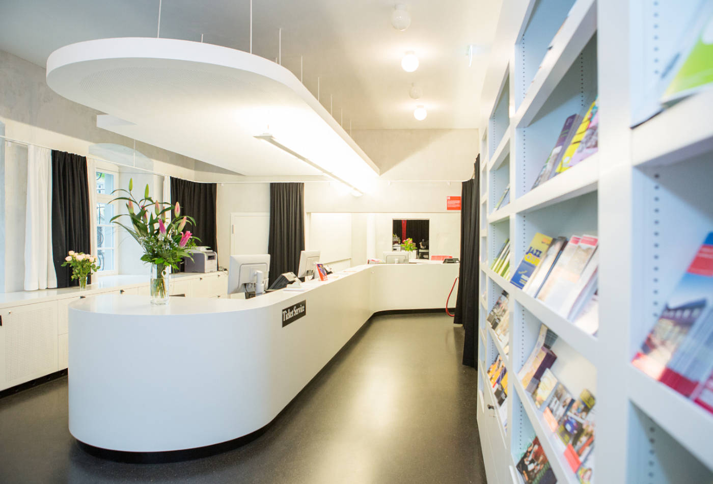 Innenansicht der Touirist Info mit langer Theke