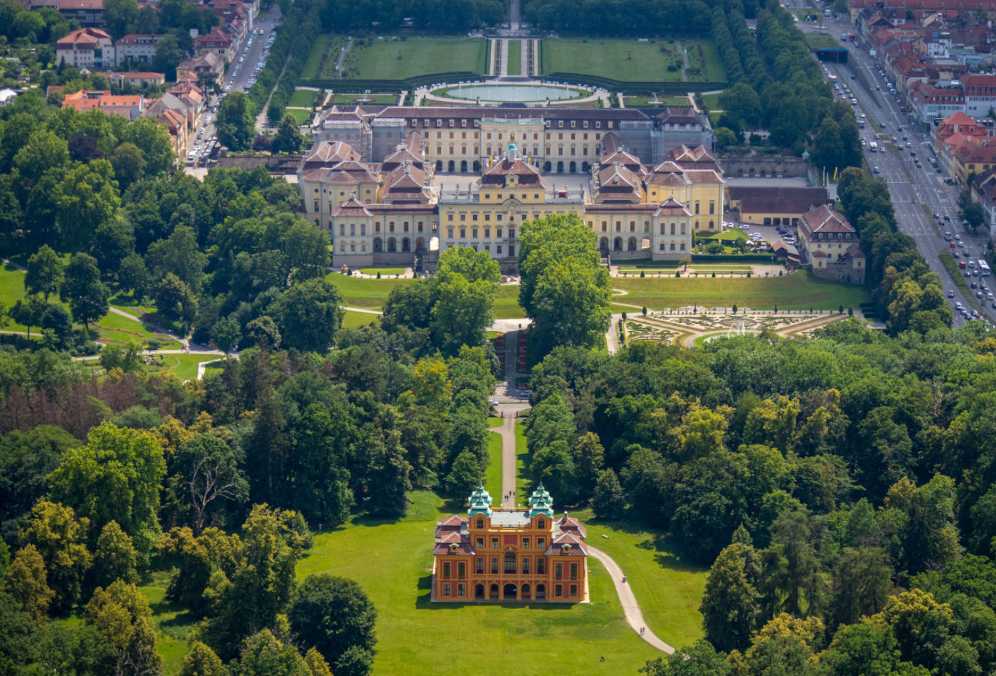 Schloss Favorite mit Weg zum Residenzschloss aus der Vogelperspektive