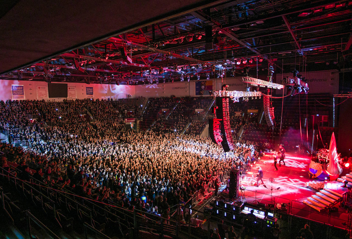 Rock-Konzert mit viel Publikum in der ausverkauften MHPArena