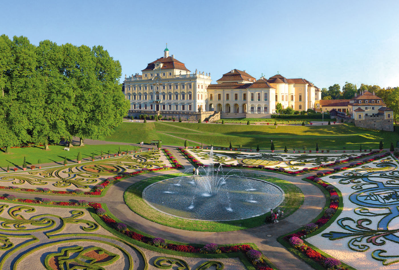 Residenzschloss mit Broderie-Garten im Vordergrund